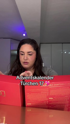 🎄 Türchen 17 Unboxing 🎄 Heute gibt es gleich zwei Kalender-Inhalte zu gewinnen ✨ 🎁 Heute in der Verlosung: • Inhalt aus dem Douglas Adventskalender • Inhalt aus dem Sephora Adventskalender Teilnahme: – Folgen & Liken – Aktiv bleiben (liken, kommentieren, speichern, reposten) – Zwei Freundinnen markieren 👯‍♀️ – Kein Spam, Emojis ok (aber nicht nur Emojis) Kommentar: In einem Satz: Welcher Kalender war heute dein Favorit und welcher hat dich weniger überzeugt? ✨ z. B.: „Heute hat für mich ABC