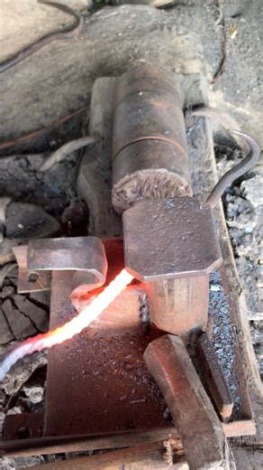 WATCH TILL THE END!! Forging a threaded iron into a palm oil picker hook 😊.. #internationalblacksmith #blacksmith #traditional #cutting #knife #canadacraft #followers #pengikut | Bambang Ardiansah
