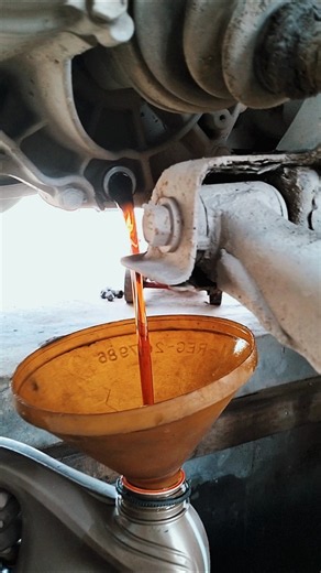 “🚗🔧We have drained the gear oil.” ✅ gear oil change#automobile #tips#mechanic #foryou ✅