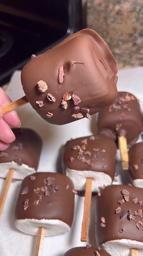 Malvaviscos con chocolate 🥰😋preparados por mi hija♥️🥰😋 #malvaviscosconchocolate #malvaviscoscaseros #viralvideos #viraltiktok #fyp Ingredientes 1- bolsa de malvaviscos grandes 2- bolsas de chispas de chocolate 11 oz cada una Palitos 1- cucharada de aceite Derretir el chocolate en baño de maria, poner los malvaviscos en papel en mantecado y refrigerar para que enduren😋 Gracias por ver el video ♥️feliz día Bendiciones ♥️🥰🙏🏻 Ingredients 1- bag of large marshmallows 2- bags of chocolate chip