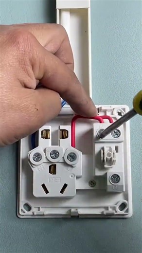 How to Correctly Install Electrical Wires into a New Socket