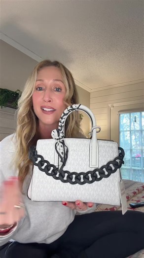 Creative Ways to Accessorize Your Handbag