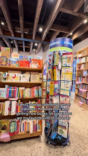 I love to see them light up at the bookstore! #BookTok #booktoker #booktokfyp #booktokgirlies #readersoftiktok