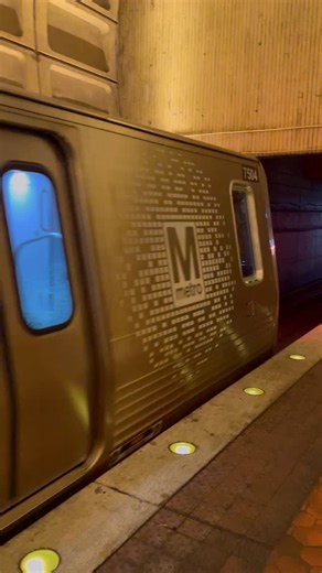 A @metroforward northbound Yellow line train departing Gallery Place-Chinatown junction station . The DC metro system is the second deepest metro transit system within the US, with the Forest Glen station at 196 underground ⛏️👷🏾‍♀️🚊🛤️ ~~ 💠 This video was taken Circa September 2024 • • • • • • • • • • • • • • • • • • • • • • • • • • • • • • • • • • • • • • • • • • • • #wmata #jaeromajuro #wmatadc #wmatametrorail #subway #rapidtransit #commuterrail #elevatedtrain #reels #wanderlust #fernweh #