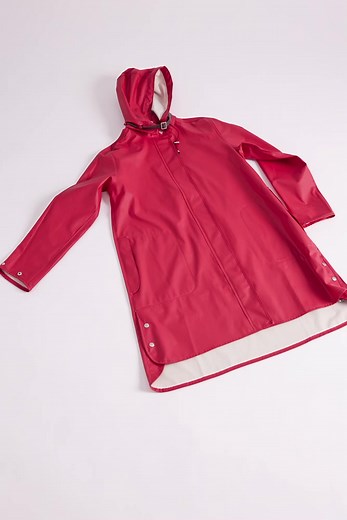 Classic raincoat in a modern, lightweight quality - The perfect fit for a rainy day - all year round💛 | ILSE JACOBSEN • Hornbæk