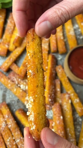 RECIPE: 2 1/4 cups vegetable broth 1 cup quick cook polenta 1/2 tsp kosher salt 1 cup shredded parmesan 2 tbsp truffle oil 1 tbsp Italian seasoning Olive oil for brushing Directions: Bring vegetable broth to a boil in a large pot. Once boiling, whisk in the polenta and salt. Reduce heat to low, simmer for 4-5 minutes, stirring often, then remove from heat. Add in the cheese, truffle oil and Italian seasoning. Stir, then cover for 2-3 minutes, then stir again until the cheese is melted. Line an 8