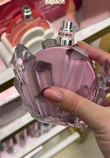 jaki jest Wasz ulubiony zapach perfum od Ariany? 🩷🍒 @douglas_polska #douglas #arianagrande #perfumy #arianagrandeperfume #cherryperfume