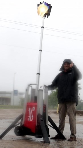 The Milwaukee MX FUEL Rocket Tower Light can endure the elements & keep your jobsites lit! #milwaukeetools #milwaukee #lights #jobsite