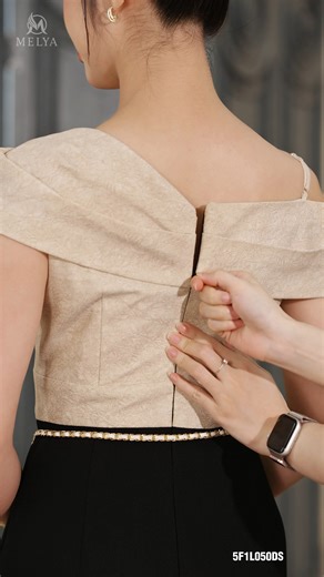 𝑴𝒐𝒅𝒆𝒓𝒏 𝑾𝒐𝒎𝒂𝒏 Không chỉ là trang phục, Julia Jumpsuit là tuyên ngôn cho phong thái thời thượng. Chi tiết xoắn vai lệch mang cảm hứng Hy Lạp Tân cổ điển là điểm nhấn đắt giá, tôn vinh bờ vai thanh tú. Dáng quần suông ôm vừa vặn được tính toán hoàn hảo để kiến tạo một vóc dáng thanh thoát, tự tin và đầy khí chất. ————————————————— MELYA - Mặc đẹp để thành công Ship toàn quốc, xem hàng tại nhà Hotline: 1900 636 658 Danh sách hệ thống showroom trên toàn quốc: https://melya.vn/he-thong-cua-