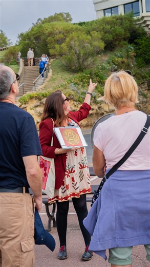 | PATRIMOINE - ONDAREA | Découvrez les visites guidées de Biarritz Derrière chaque rue, chaque façade, chaque vague, Biarritz cache une histoire… Et si vous la redécouvriez autrement ? À travers 11 thématiques de visites guidées, @destination_biarritz propose de parcourir autrement les rues, les façades et les récits qui font l’âme de la cité. Ces balades sont autant d’occasions de partager un moment convivial et d’apprendre à voir Biarritz sous un nouveau jour. « Biarritz, ville de danse », « s