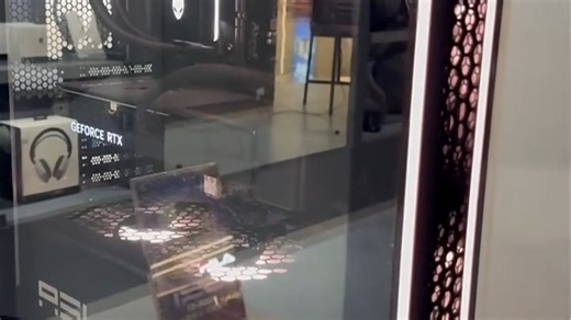 外星人AREA-51游戏本性能强劲，日常多任务处理流畅不卡顿，打游戏、剪视频轻松应对，是提升效率与娱乐体验的靠谱选择。