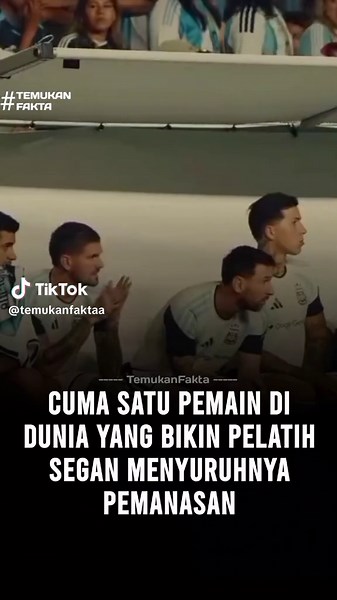 Ada sebuah momen menarik saat penggawa Argentina bersiap di pinggir lapangan. Rekaman tersebut memperlihatkan atmosfer respek yang luar biasa; tidak ada satu pun jajaran staf yang berani menginstruksikan Lionel Messi untuk pemanasan fisik. Bahkan, petugas tim tampak sengaja melewati mantan bintang Barcelona tersebut. Alhasil, kapten legendaris itu hanya terduduk santai di bangku cadangan. Namun menariknya, meski tanpa rutinitas pra-laga, performa magisnya sama sekali tidak menurun. Kebebasan tak