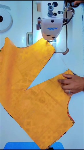 Trending V Neck Blouse Back Neck Design Cutting✂️And Stitching#Short#Ytshort#Trending#Viral#Designer