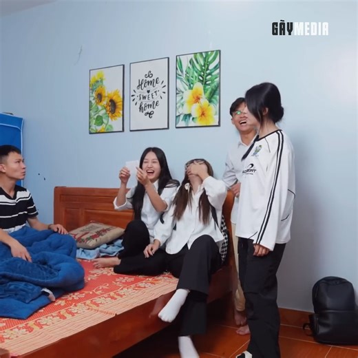 1.9M views · 40K reactions | Chiến tranh lạnh vẫn nhờ em gọi dậy, và cô em đã chọn một pha “gọi dậy” đi vào lịch sử gia đình! #gaytv #chantinhkhogiu | Chân Tình Khó Giữ | Facebook