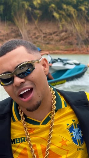 MC Lipi on Instagram: "Qual pico vocês vai imbicar esse final de ano ? 🏝️🥵"