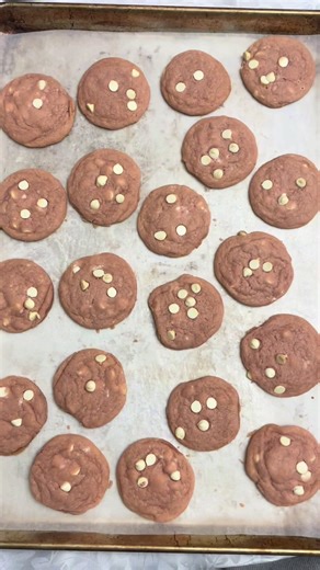 bake pink chocolate chip cookies with me !! 😋😋 #baking #cookies #bakingtiktok