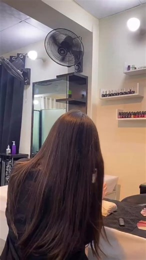 Treated myself at @emmasbeautyloungee their protein hair treatment and acrylics totally upgraded my look! Loved the service, loved the vibe. #unaizay #harisali #face #potraitphotography