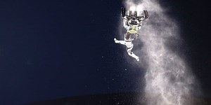 Loses control of snowmobile, crashes after amazing performance (Video)