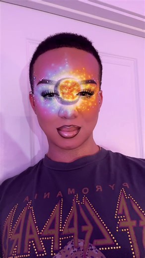 🌞🌙 do we want a tutorial?😏 #makeupartistsdoingmakeup #makeuptransition #glowymakeup #glowingmakeup #makeuproutineinspiration