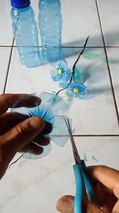 1.1M views · 13K reactions | Kreasi bunga unik dari botol plastik #karyapanda #kerajinantangan #kreasiunikdarilimbahplastik #kreasidaurulangsampah #tutorial #fyp #reels | Karya Panda | Facebook