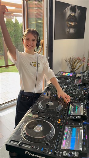 New week, new mix - are you vibin’ with it or not? 😎🔥💃 #djing #djmix #mashup #realdjing #techhouse | DJ GABI