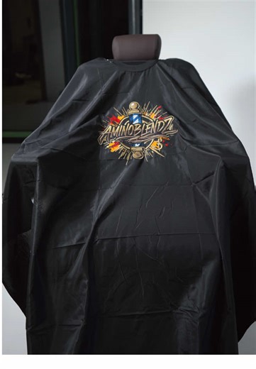 Protected barber. Clean client. Real leather apron for you cape with your logo for your client — the perfect combo for professional service and clean finishes. This is how a serious barbershop shows quality. ✂️💈 #barberlife #barbershop #barbergear #barbertools #professionalbarber