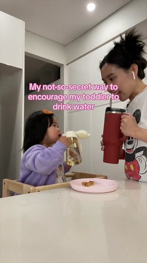 𝗪𝗵𝘆 𝗱𝗼𝗲𝘀 𝘁𝗵𝗶𝘀 “𝘁𝗿𝗶𝗰𝗸” 𝗼𝗿 𝗺𝗲𝘁𝗵𝗼𝗱 𝘄𝗼𝗿𝗸? Because it combines FUN with leading by example. The best way to help your child get into the habit of drinking water is to do it together. Kids learn a lot by copying what you do. Make a routine of drinking water with your child, and maybe even add a little happy cheers each time you both take a sip. Create a fun plan with your child so they look forward to these special water breaks. 𝗛𝗼𝘄 𝗺𝘂𝗰𝗵 𝘄𝗮𝘁𝗲𝗿 𝘀𝗵𝗼𝘂𝗹𝗱 𝘆𝗼�