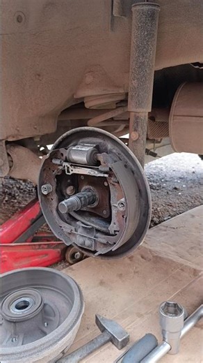 طريقة سهلة لفتح طمبور فراميل اليدAn easy way to open a handbrake drum #automobile #mechanic #repair