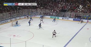 Zīle trāpa pa vārtu stabu.