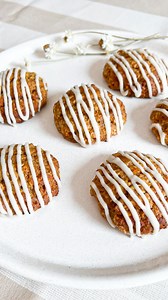 293K views · 404 reactions | We didn’t know we needed carrot cake in cookie form... until now 凌 ~ Ingredients: 2 tbsp coconut oil 1 egg 1 tsp vanilla extract ½ cup honey ¾ cup whole meal flour 1 ½ tsp baking powder ½ tsp ground cinnamon ½ tsp nutmeg ⅛ tsp salt 1 cup instant oats ¾ cup grated carrots ½ cup walnuts, chopped Icing: 1/2 cup orange juice 3 cups powdered sugar Bake at 325°F for 12-15 minutes. Let cool down completely before icing. | Tastemade | Facebook