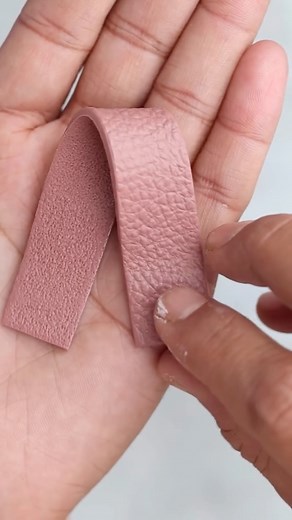 GOTO CLAY TOOLS | Silkscreens | Cutters | Textures | Transfers on Instagram: "How to make faux leather jewellery! 💍💼 Key tools: Realistic leather texture roller Sandpaper roller 1- create the texture using rollers for front and back side. 2- turn over the slab and flip one texture over other. 3- do not cut with clay cutter, use blades instead. (Cutter will flatten the texture of bottom side) 4- fold as you wish to shape and add the findings to finish the earring or pendant . . . #polymerclaytu