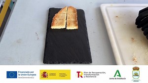 ESPACIO GASTRO|🥖🔥 Con mimo y sabor de la tierra. Sofía y José Carlos nos preparan esta deliciosa tosta de torreznos de Los Pedroches en la Taberna de Tó (Añora). Un bocado sencillo, auténtico y lleno de tradición. Actuación incluida en el Plan de Sostenibilidad Turística en Destino de Añora "De la Dehesa a tu mesa" en el Marco del Plan de Recuperación, Transformación y Resiliencia financiado con Fondos Europeos Next-Generation EU. Ayuntamiento de Añora | Ayuntamiento de Añora