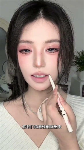 Super simple and universal lip tutorial for chubby lips Girls stop applying lipstick dryly