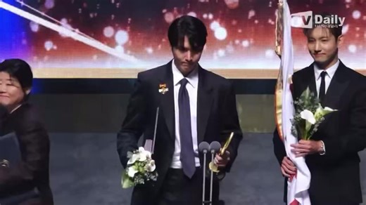 88K views · 7.8K reactions | Lee Min Ho won the Presidential Award at 16th Korea Popular Culture and Arts Awards on October 23, 2025 ￼ Congratulations Lee Minho (이민호) ❤️ https://minozdee.blogspot.com/2025/10/ee-min-ho-won-presidential-award-at.html #LeeMinHo #이민호 #미노즈 #minozDee #minozdeetv #youngspirin #PopularCultureAndArtsAwards cr: MYM Entertainment / CTTO | Lee Min Ho Fandom | Facebook