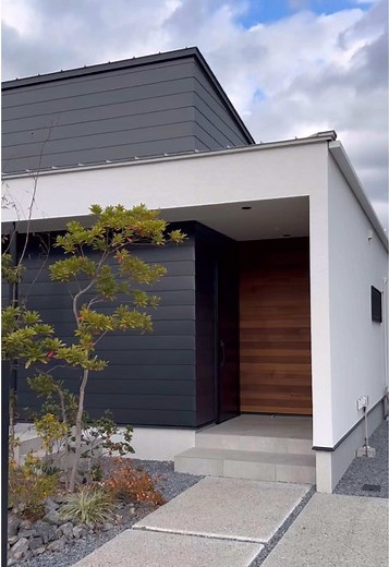 広い土地を活かし佇む外観。 木目の部分には本物の木材を使用し、質感や風合いを楽しめるお家に。 #注文住宅 #おしゃれな家 #施工事例 #家づくり #ルームツアー #roomtour #家づくりアイデア #平屋 #外観デザイン #ロータリーハウス