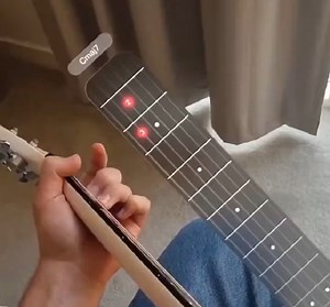Учимся играть на гитаре с помощью VR-шлема