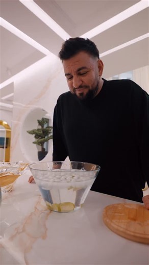 Beach, Please! Festival on Instagram: "@costelbiju ne arată rutina lui zilnică pentru ten! Pe 7 Noiembrie începe Black Friday pe eMAG, unde veți putea lua bilete la cel mai mic preț istoric!"