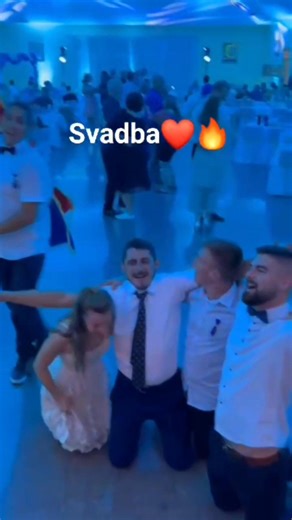 1.8K views | "Pogledajte ovaj trenutak sa naše svadbe!殺 Mladoženja i njegovi prijatelji na koljenima ispred nas i pjevaju iz sveg srca! Podijelite ako volite ovakve trenutke! | Trio Inn | Facebook