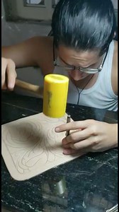 37 reactions | Do you know how the chiselling process is performed? Here we leave you a small part... ¿Sabes como se realiza el proceso del cincelado? Aquí te dejamos una pequeña parte... #prisonart #chiselling #chiseledbags #leatherbags | PRISON ART | Facebook