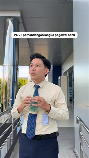 𝗥𝗜𝗭𝗔𝗟 𝗭𝗪𝗔𝗚𝗘𝗥𝗜 on Instagram: "adegan ini hanya di lakukan oleh profesional 😁 #banker #bankerindonesia #kontenreceh #justforlaughs #luculucu #luculucuan"