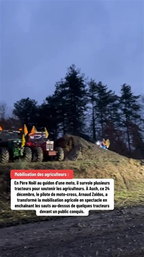 En Père Noël au guidon d’une moto, il survole plusieurs tracteurs pour soutenir les agriculteurs. À Auch, ce 24 décembre, le pilote de moto-cross, Arnaud Zoldos, a transformé la mobilisation agricole en spectacle en enchaînant les sauts au-dessus de quelques tracteurs devant un public conquis. | La Dépêche du Midi