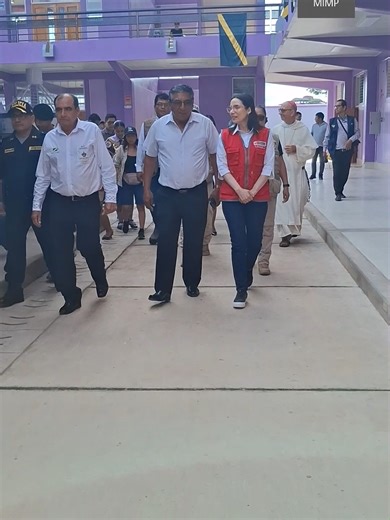 #NotaDePrensa | 🎒✨ ¡Buen Inicio del Año Escolar 2026! Desde Tambopata, Madre de Dios, la ministra Hary Yzarra Trelles lideró el inicio del año escolar en la I.E. Señor de los Milagros, reafirmando el compromiso del MIMP con el bienestar de niñas, niños y adolescentes. 💜 🗣️ “Su voz es su mayor poder. Si algo les incomoda o les hace sentir miedo, no deben callar”, fue el mensaje clave para promover espacios seguros y libres de violencia en las escuelas. 🏫 Además, se entregaron 1000 calaminas p