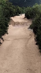 IMPRESSIONNANTE LAVE TORRENTIELLE... Sur l'Illgraben dans le Haut-Valais (Suisse) ce 5 juin 2022. Merci à Janique Riesle-Bugnon paru sur la très riche page Météo Robin #lavetorrentielle #torrent #montagne | La Place du Village