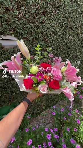 Buquês de Lírios e Rosas em Goiânia com Entrega Grátis