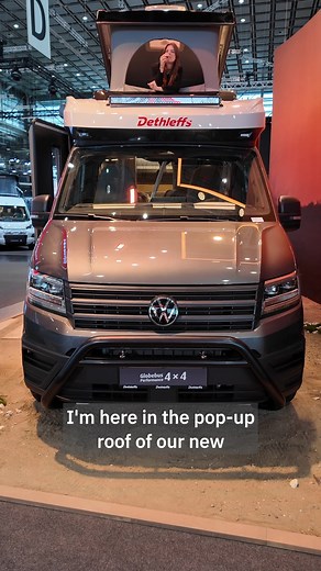 🇩🇪 „Halloooo, hier oben!“ 👋🚐 Eine neue Perspektive – und ein ganz neues Freiheitsgefühl. Die Globebus Performance 4x4 Studie zeigt, wie’s geht: Mit dem neuen Aufstelldach wird aus dem Zwei-Schläfer ein echtes Vier-Schläfer-Reisemobil. Der Globebus Performance 4x4 ist bald mit diesem Aufstelldach erhältlich und kann dann bei Bestellung entsprechend konfiguriert werden. Innen erwartet dich ein individuell gestaltbares Interieur – aktuell mit hochwertiger Lederausstattung, roten Akzenten und Li
