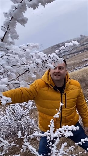 Uite aşa să se reverse belşug si bunătate peste noi, în anul ce vine! Timpul se mai scutură odată. Şi mai lasă un an în spate. Se duce încet şi 2025. Timpul nu ne ia anii, ci ni-i dezvăluie. | Rares Nastase