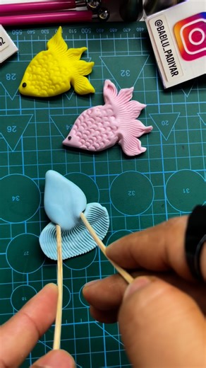 Bablu padiyar | Fondant Artist | Cake Artist | Sugercraft on Instagram: "How To Make Fondant Fish 🐟 With Easy tricks @bablu_padiyar #fondantfish #mermaid #fondantmermaid #gurgaonbakery #explorepage #cakeart #bakery #fondant #fondantclass #craft"