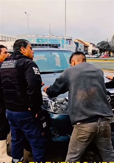 EN MAR DEL PLATA NO VAMOS A PERMITIR OCUPACIONES ILEGAL3S. En Champagnat y Juan B. Justo fuimos a hacer lo que corresponde: poner orden frente a okupas. Delincuent3s creyendo que podían instalarse donde no les corresponde se negaron a identificarse. Se los verificó y cayó la careta: dos aprehendidos, uno con pedido de captura activo y otro armado con un cuchillo. Acá hay una diferencia muy clara: el que trabaja y hace las cosas bien, tiene todo nuestro acompañamiento. El que usurpa, amen4z4 o pr