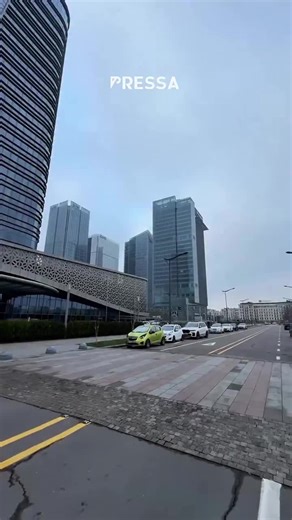 Yangi yildan keyingi Toshkent Shahar go‘yo pauzani bosgandek. 🌃 Yangi yil kechasidan keyingi tong hatto mahalliylarni ham hayratda qoldirdi: bo‘sh ko‘chalar, sukunat, na mashina, na odam — poytaxt uchun juda kam uchraydigan manzara. Ko‘pchilik buni “Men — afsona” filmi bilan solishtirmoqda: shahar bor, chiroqlar yonib turibdi, ammo hayot go‘yo kadrdan chiqib ketgandek. Kimdir qarindoshlarinikiga ketdi, kimdir shahar tashqarisiga — va Toshkent nihoyat bir nafas rostladi. Bu yiliga bir marta bo‘l