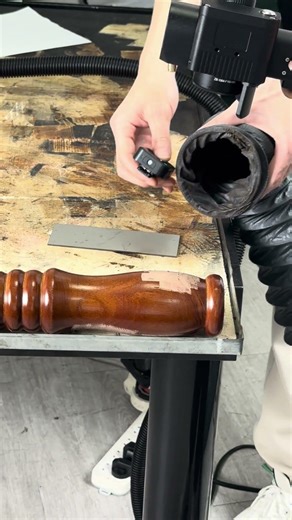 500W laser cleaning machineCleaning the surface of wooden clothes hangers